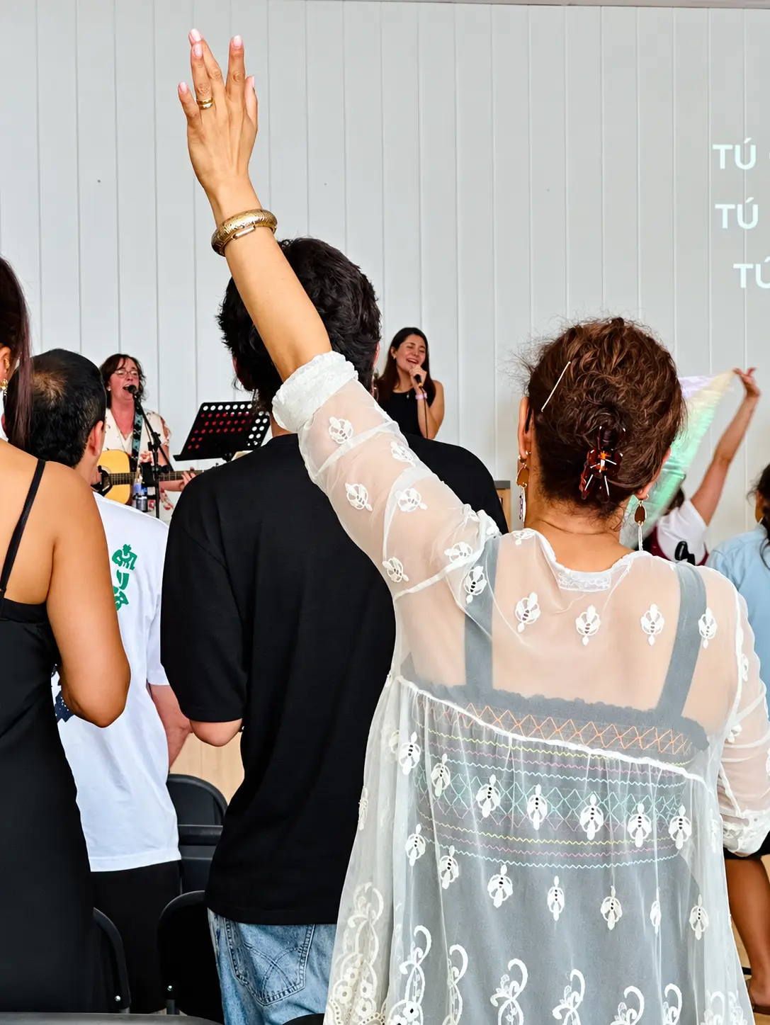 La congregación participa en un tiempo de alabanza